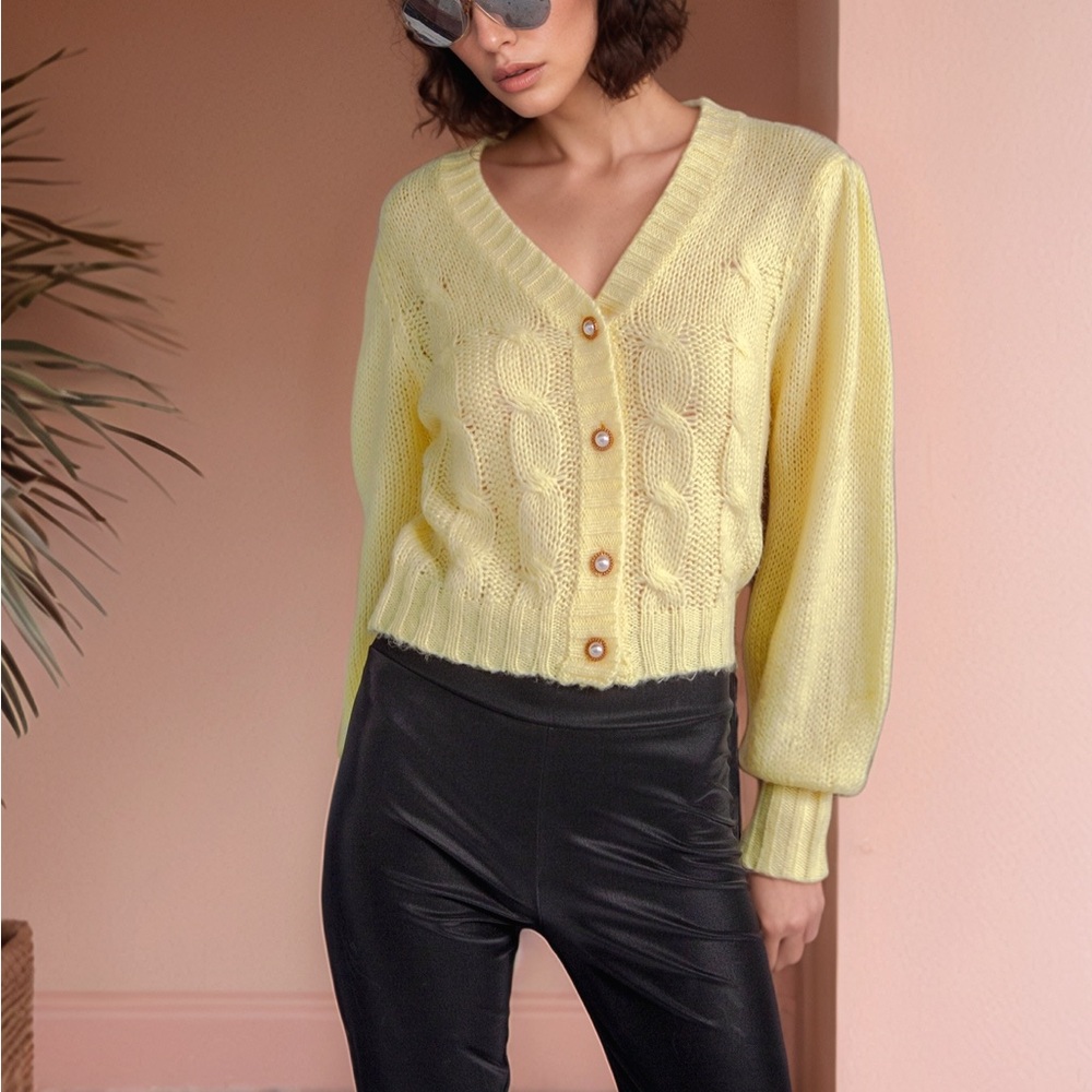 Women‘s Light Yellow Cable Knit Sweater